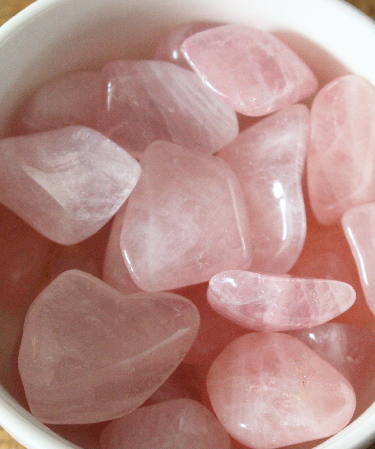 Le quartz rose est la pierre de l’amour inconditionnel et de la tendresse. Cette pierre roulée naturelle séduit par sa belle couleur rose pâle, douce et apaisante. Elle accompagne parfaitement les moments de calme, les méditations ou les pratiques de bien-être. Petite et pratique, elle se glisse facilement dans la poche, le sac ou sous l’oreiller pour bénéficier de son énergie tout au long de la journée et de la nuit.