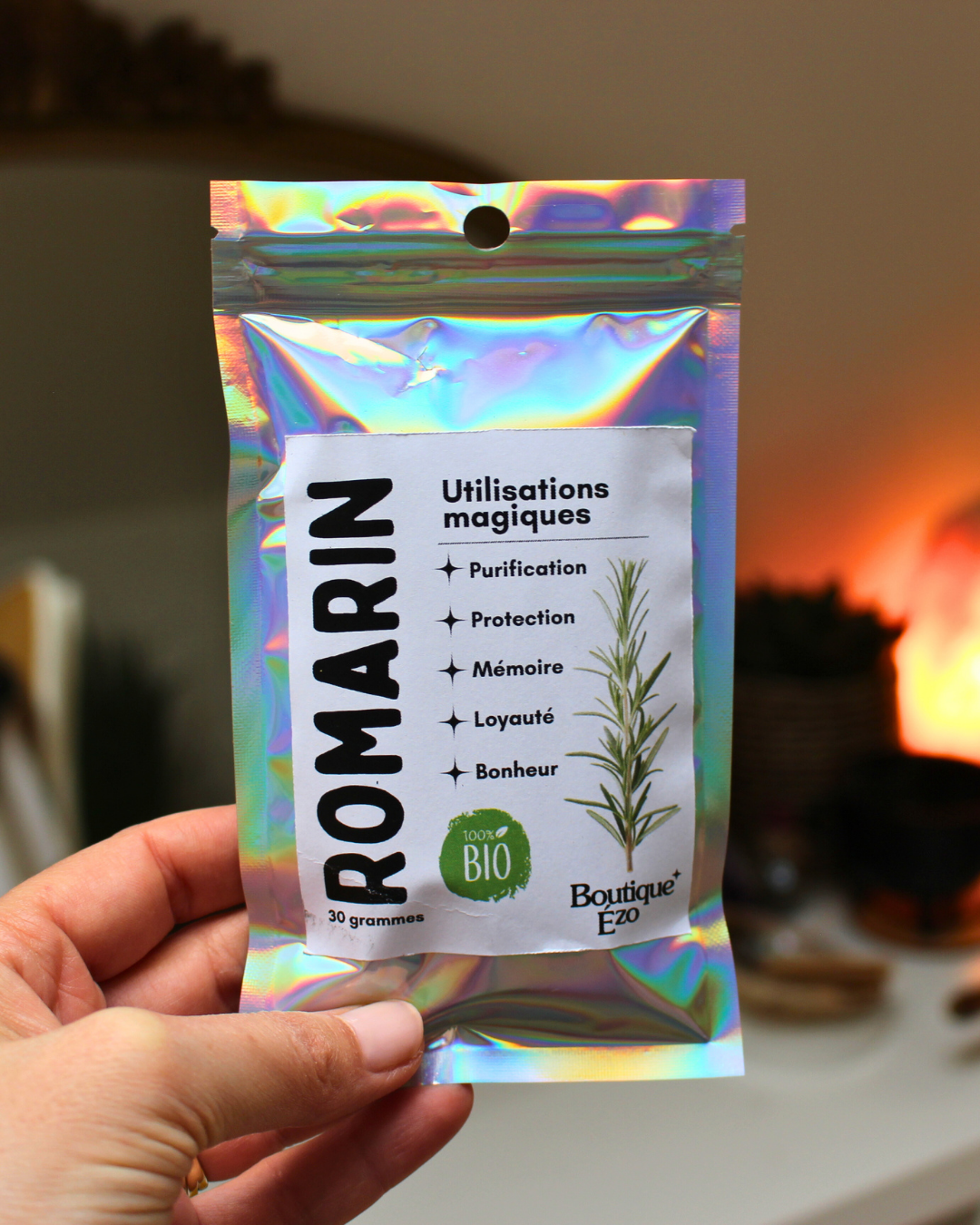 Le romarin est une plante sacrée reconnue pour ses vertus purifiantes et protectrices. En magie, Il est utilisé pour élever les vibrations d’un lieu, protéger contre les influences négatives et stimuler la mémoire et la clarté mentale.