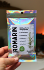 Le romarin est une plante sacrée reconnue pour ses vertus purifiantes et protectrices. En magie, Il est utilisé pour élever les vibrations d’un lieu, protéger contre les influences négatives et stimuler la mémoire et la clarté mentale.