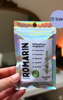 Le romarin est une plante sacrée reconnue pour ses vertus purifiantes et protectrices. En magie, Il est utilisé pour élever les vibrations d’un lieu, protéger contre les influences négatives et stimuler la mémoire et la clarté mentale.