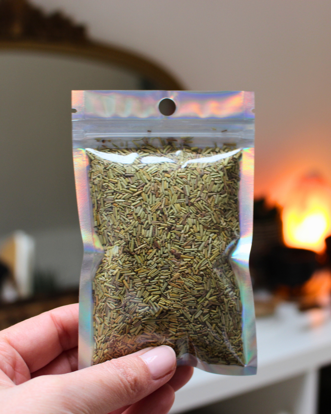 Le romarin est une plante sacrée reconnue pour ses vertus purifiantes et protectrices. En magie, Il est utilisé pour élever les vibrations d’un lieu, protéger contre les influences négatives et stimuler la mémoire et la clarté mentale.
