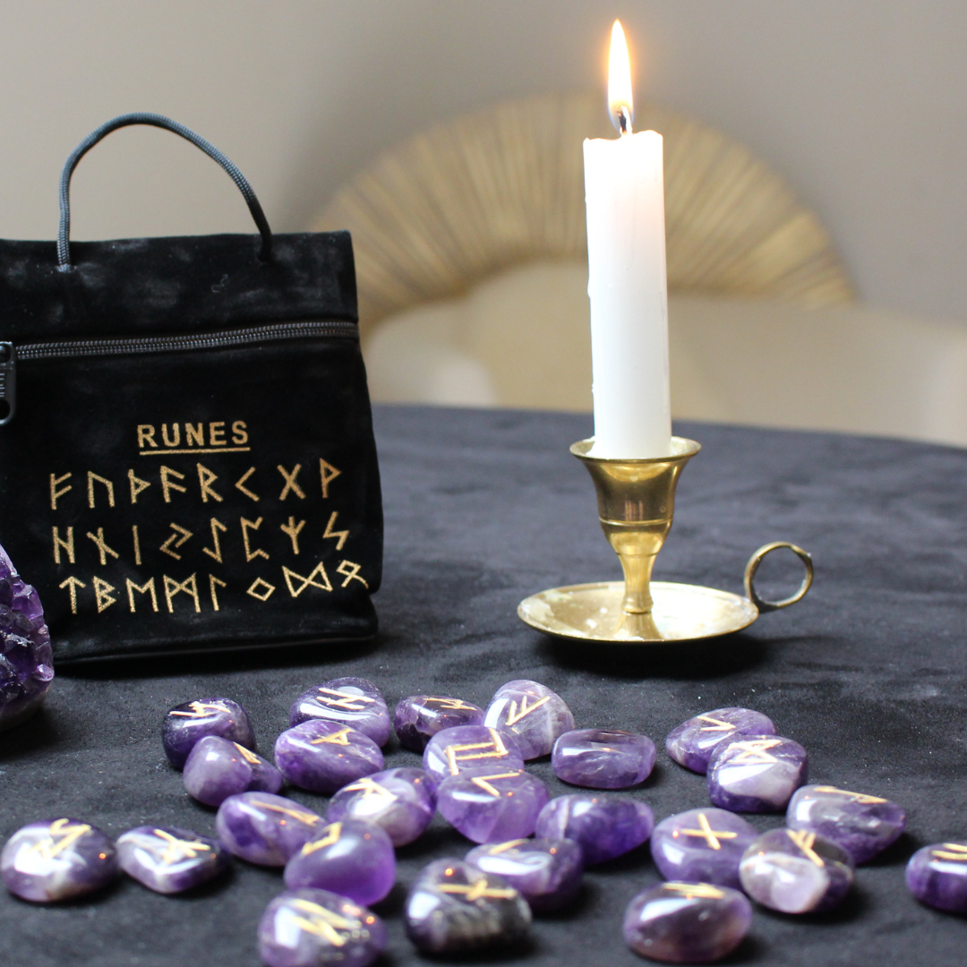 Découvrez ce jeu de runes en améthyste, un outil de divination et de guidance spirituelle qui associe la sagesse ancestrale des symboles runiques à l’énergie apaisante de l’améthyste.