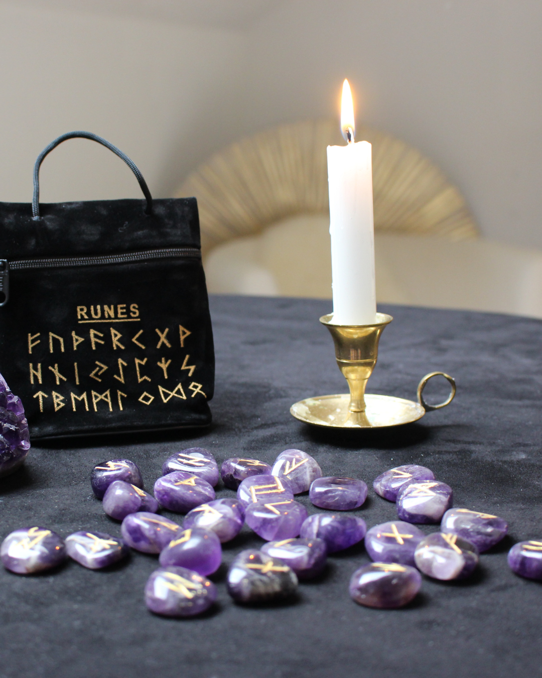 Découvrez ce jeu de runes en améthyste, un outil de divination et de guidance spirituelle qui associe la sagesse ancestrale des symboles runiques à l’énergie apaisante de l’améthyste.
