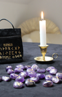 Découvrez ce jeu de runes en améthyste, un outil de divination et de guidance spirituelle qui associe la sagesse ancestrale des symboles runiques à l’énergie apaisante de l’améthyste.