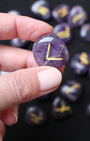 Découvrez ce jeu de runes en améthyste, un outil de divination et de guidance spirituelle qui associe la sagesse ancestrale des symboles runiques à l’énergie apaisante de l’améthyste.