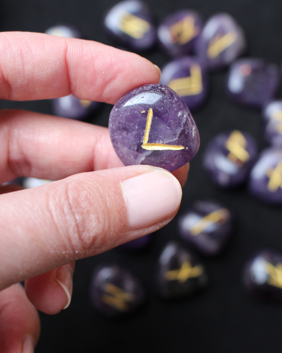 Découvrez ce jeu de runes en améthyste, un outil de divination et de guidance spirituelle qui associe la sagesse ancestrale des symboles runiques à l’énergie apaisante de l’améthyste.