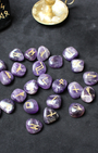 Découvrez ce jeu de runes en améthyste, un outil de divination et de guidance spirituelle qui associe la sagesse ancestrale des symboles runiques à l’énergie apaisante de l’améthyste.