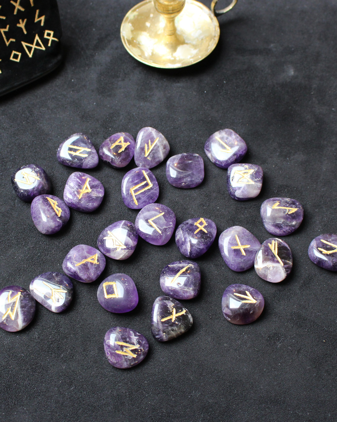 Découvrez ce jeu de runes en améthyste, un outil de divination et de guidance spirituelle qui associe la sagesse ancestrale des symboles runiques à l’énergie apaisante de l’améthyste.