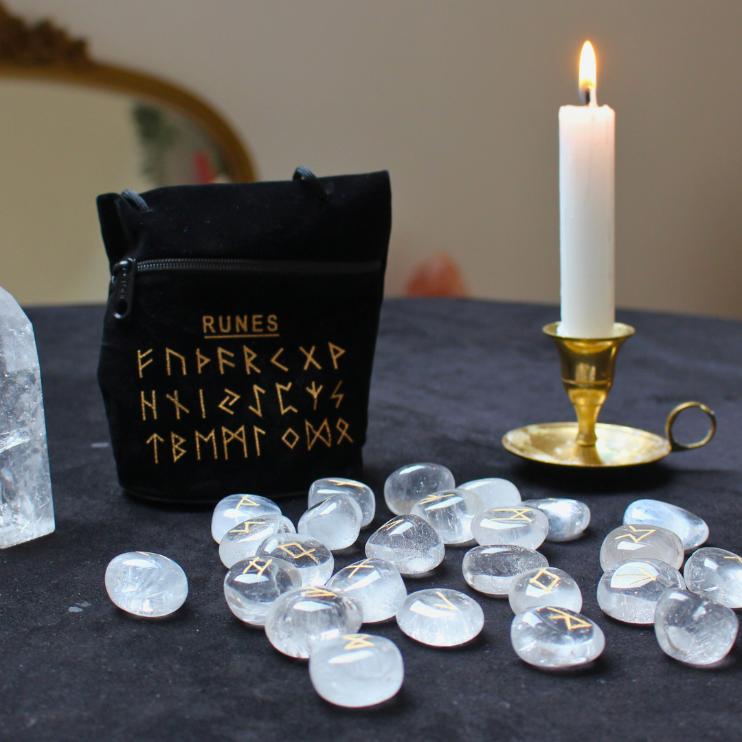 Découvrez ce jeu de runes en cristal de roche, un outil puissant de divination, de guidance et de connexion spirituelle. Les runes sont des symboles anciens issus des traditions nordiques, utilisés depuis des siècles pour recevoir des messages, éclairer une situation ou accompagner un cheminement intérieur.