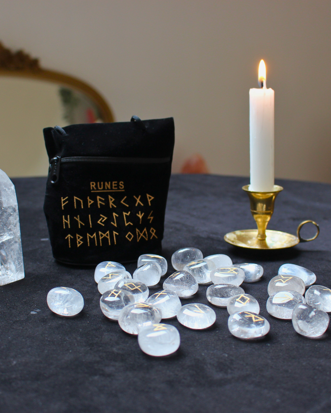 Découvrez ce jeu de runes en cristal de roche, un outil puissant de divination, de guidance et de connexion spirituelle. Les runes sont des symboles anciens issus des traditions nordiques, utilisés depuis des siècles pour recevoir des messages, éclairer une situation ou accompagner un cheminement intérieur.