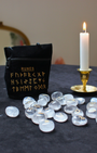 Découvrez ce jeu de runes en cristal de roche, un outil puissant de divination, de guidance et de connexion spirituelle. Les runes sont des symboles anciens issus des traditions nordiques, utilisés depuis des siècles pour recevoir des messages, éclairer une situation ou accompagner un cheminement intérieur.