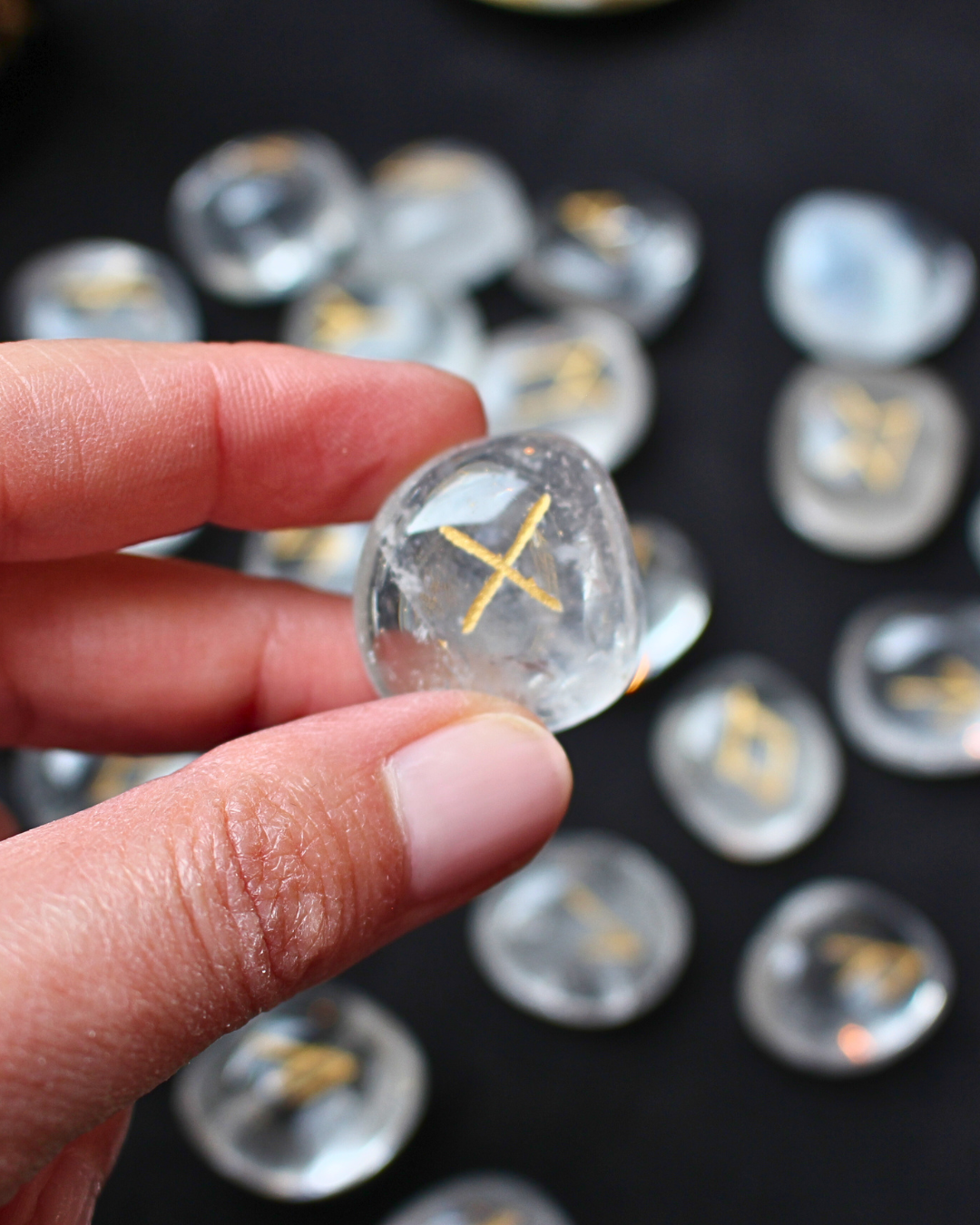 Découvrez ce jeu de runes en cristal de roche, un outil puissant de divination, de guidance et de connexion spirituelle. Les runes sont des symboles anciens issus des traditions nordiques, utilisés depuis des siècles pour recevoir des messages, éclairer une situation ou accompagner un cheminement intérieur.
