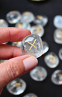 Découvrez ce jeu de runes en cristal de roche, un outil puissant de divination, de guidance et de connexion spirituelle. Les runes sont des symboles anciens issus des traditions nordiques, utilisés depuis des siècles pour recevoir des messages, éclairer une situation ou accompagner un cheminement intérieur.