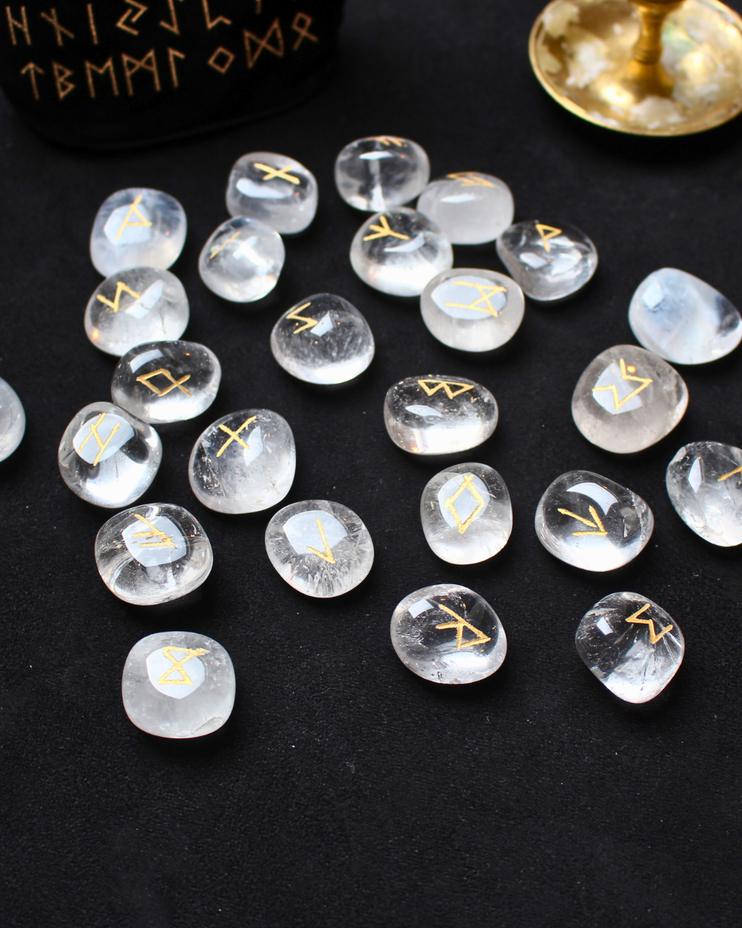 Découvrez ce jeu de runes en cristal de roche, un outil puissant de divination, de guidance et de connexion spirituelle. Les runes sont des symboles anciens issus des traditions nordiques, utilisés depuis des siècles pour recevoir des messages, éclairer une situation ou accompagner un cheminement intérieur.
