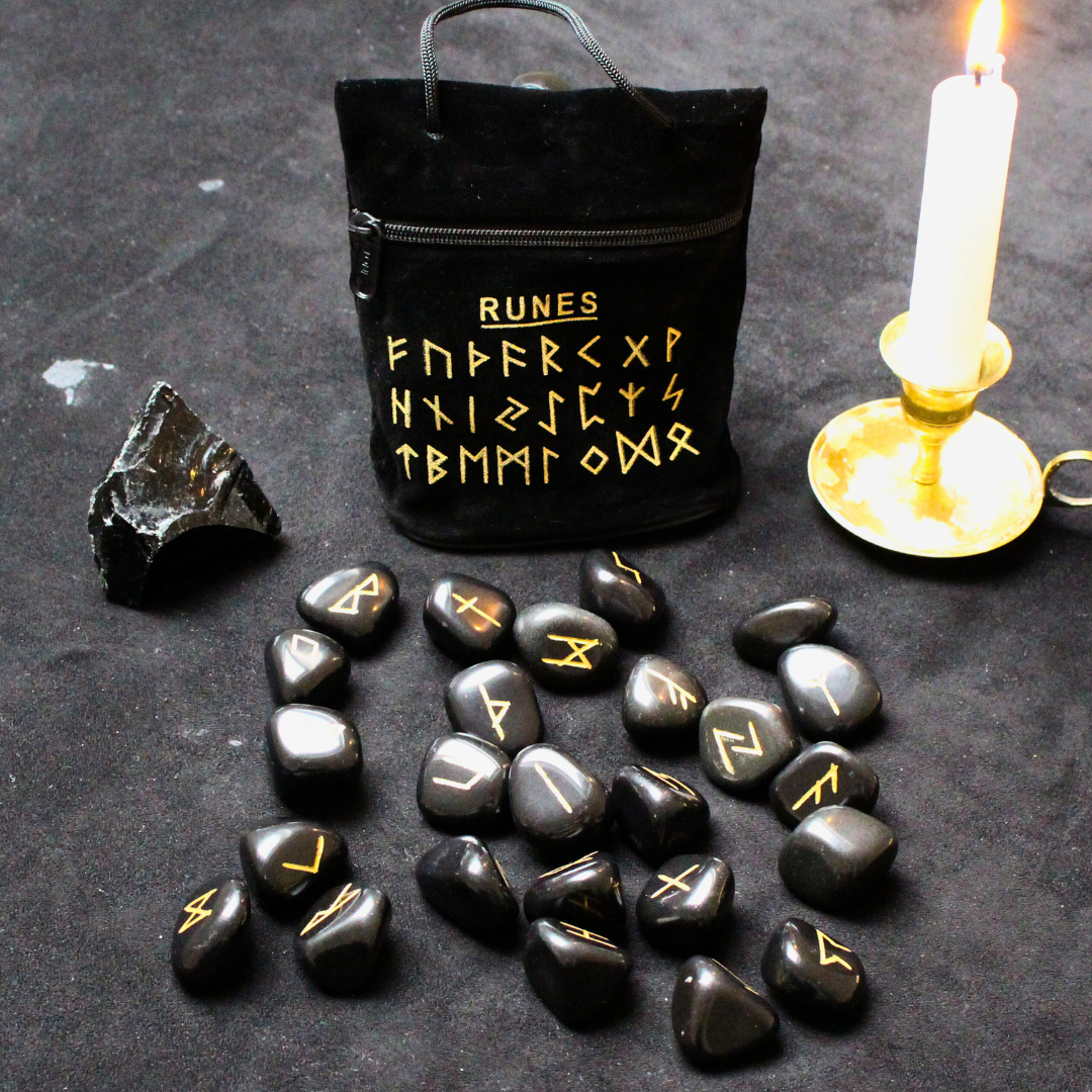 Découvrez ce jeu de runes en onyx, un outil de divination et de guidance spirituelle inspiré des traditions nordiques. Les runes sont utilisées depuis des siècles pour recevoir des messages symboliques, éclairer une situation ou accompagner une réflexion intérieure.