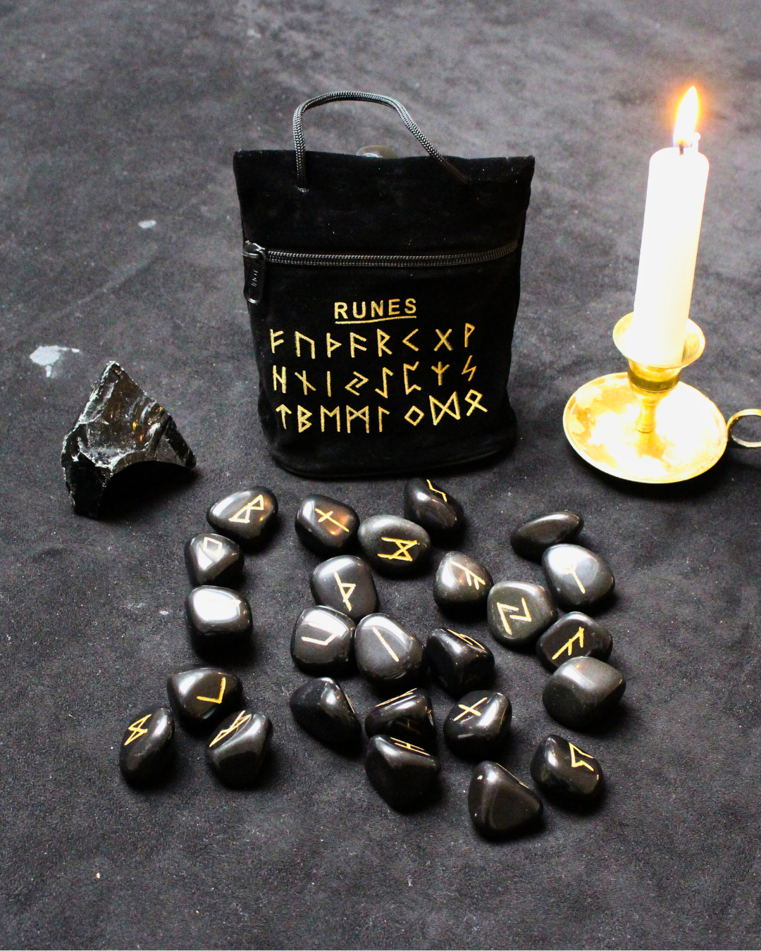 Découvrez ce jeu de runes en onyx, un outil de divination et de guidance spirituelle inspiré des traditions nordiques. Les runes sont utilisées depuis des siècles pour recevoir des messages symboliques, éclairer une situation ou accompagner une réflexion intérieure.