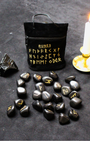 Découvrez ce jeu de runes en onyx, un outil de divination et de guidance spirituelle inspiré des traditions nordiques. Les runes sont utilisées depuis des siècles pour recevoir des messages symboliques, éclairer une situation ou accompagner une réflexion intérieure.