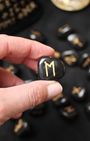 Découvrez ce jeu de runes en onyx, un outil de divination et de guidance spirituelle inspiré des traditions nordiques. Les runes sont utilisées depuis des siècles pour recevoir des messages symboliques, éclairer une situation ou accompagner une réflexion intérieure.