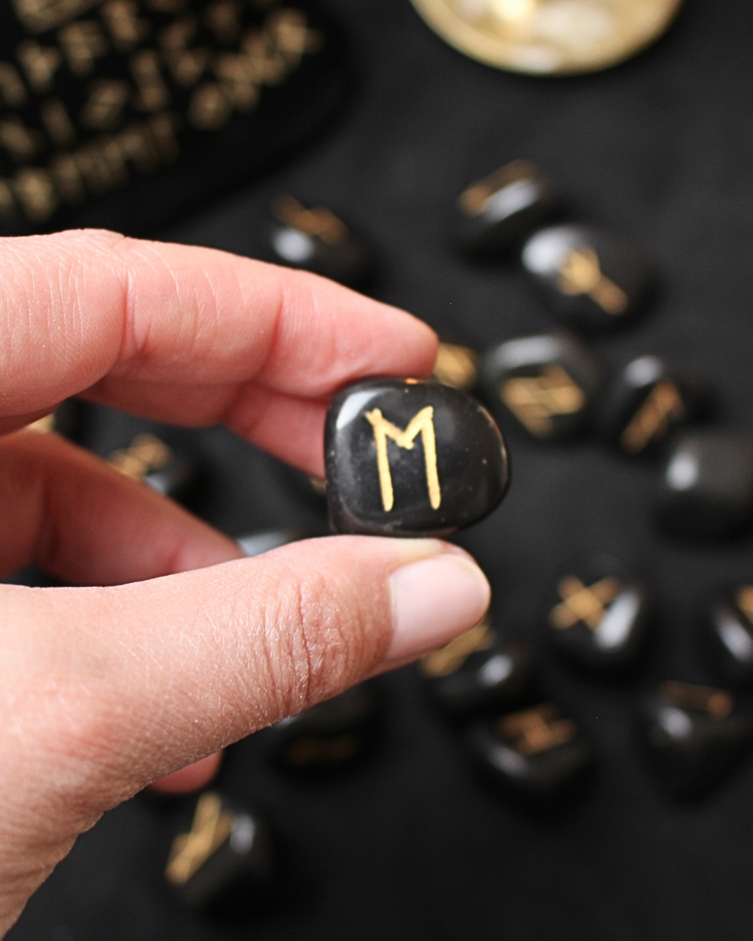 Découvrez ce jeu de runes en onyx, un outil de divination et de guidance spirituelle inspiré des traditions nordiques. Les runes sont utilisées depuis des siècles pour recevoir des messages symboliques, éclairer une situation ou accompagner une réflexion intérieure.