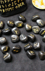 Découvrez ce jeu de runes en onyx, un outil de divination et de guidance spirituelle inspiré des traditions nordiques. Les runes sont utilisées depuis des siècles pour recevoir des messages symboliques, éclairer une situation ou accompagner une réflexion intérieure.
