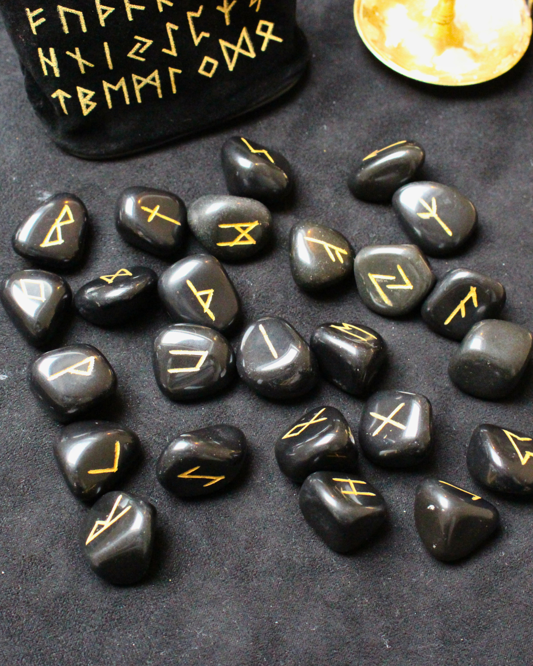 Découvrez ce jeu de runes en onyx, un outil de divination et de guidance spirituelle inspiré des traditions nordiques. Les runes sont utilisées depuis des siècles pour recevoir des messages symboliques, éclairer une situation ou accompagner une réflexion intérieure.
