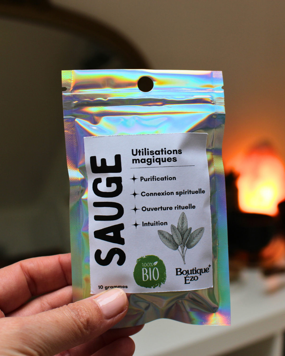 La sauge est une plante sacrée reconnue pour ses pouvoirs purificateurs. Depuis des siècles, elle est utilisée pour nettoyer les espaces avant de créer un espace propice à la connexion avec les mondes subtils