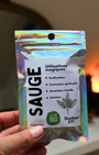 La sauge est une plante sacrée reconnue pour ses pouvoirs purificateurs. Depuis des siècles, elle est utilisée pour nettoyer les espaces avant de créer un espace propice à la connexion avec les mondes subtils