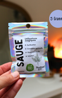 La sauge est une plante sacrée reconnue pour ses pouvoirs purificateurs. Depuis des siècles, elle est utilisée pour nettoyer les espaces avant de créer un espace propice à la connexion avec les mondes subtils