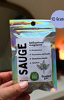 La sauge est une plante sacrée reconnue pour ses pouvoirs purificateurs. Depuis des siècles, elle est utilisée pour nettoyer les espaces avant de créer un espace propice à la connexion avec les mondes subtils