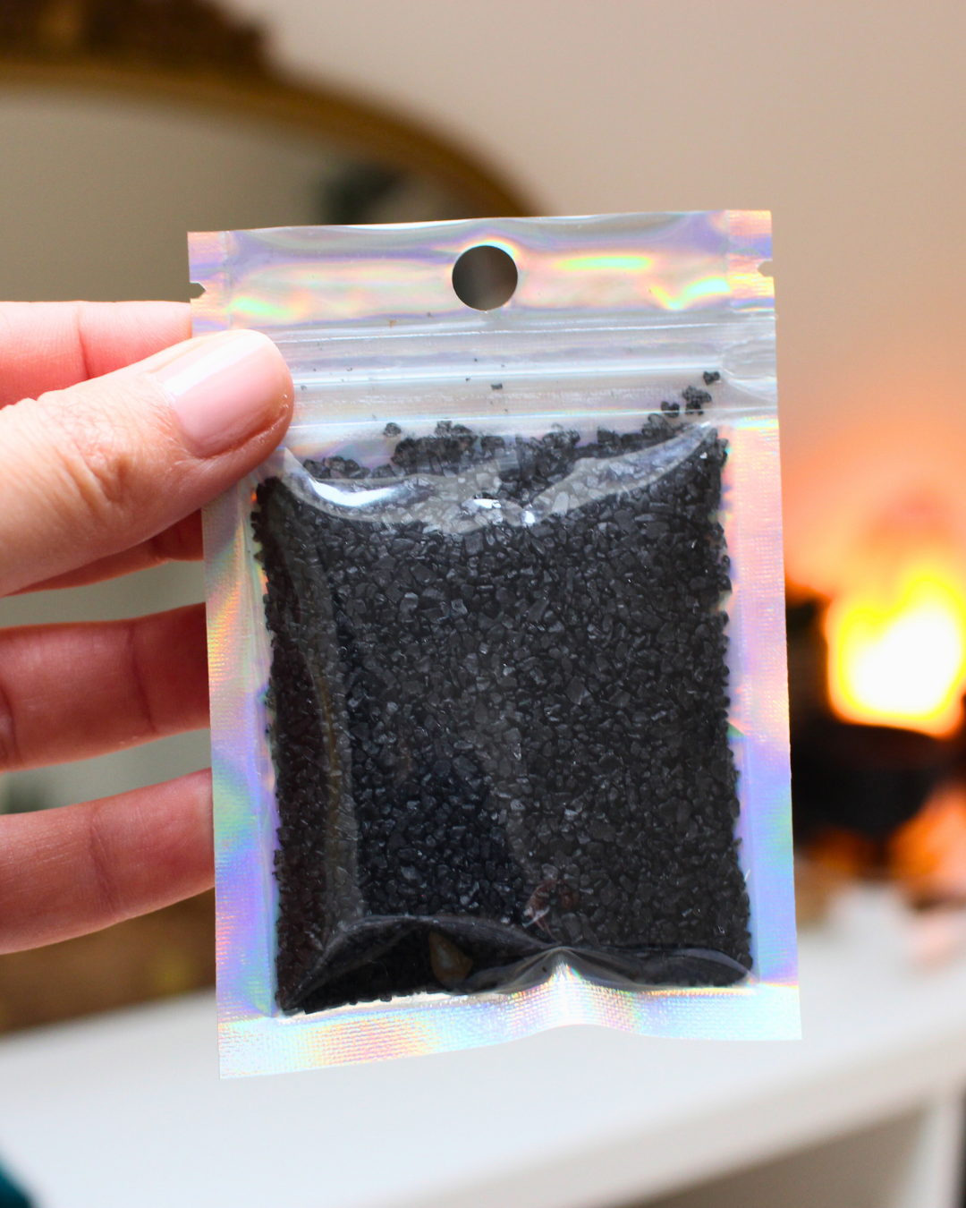Le sel de lave noir d’Hawaï est un sel profondément enraciné dans l’énergie de la Terre. Sa couleur intense provient du charbon actif issu de roches volcaniques, lui conférant une vibration particulièrement puissante pour la purification et la protection.