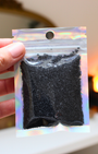 Le sel de lave noir d’Hawaï est un sel profondément enraciné dans l’énergie de la Terre. Sa couleur intense provient du charbon actif issu de roches volcaniques, lui conférant une vibration particulièrement puissante pour la purification et la protection.