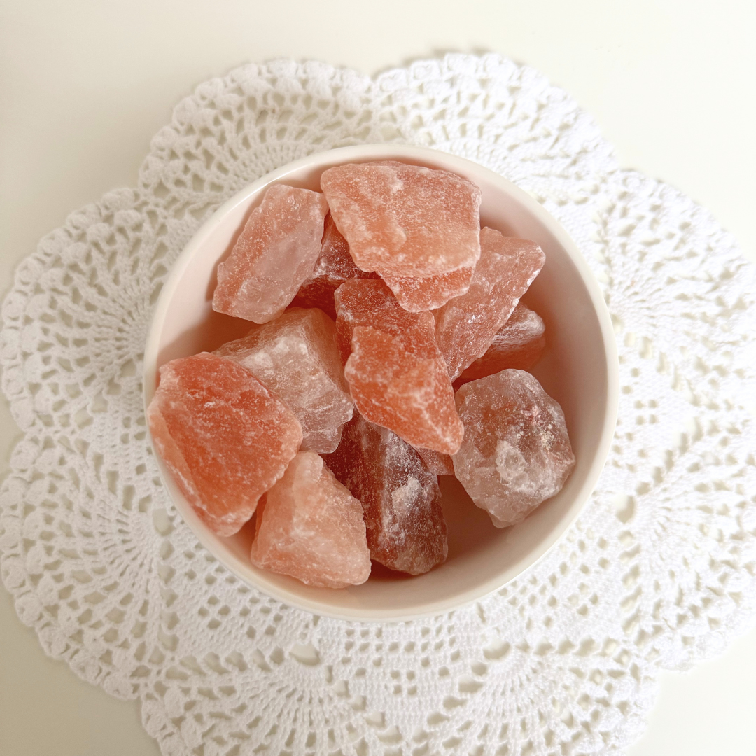 Sel rose ritualisé en morceaux, sachet 500g. Protection énergétique, purification et harmonisation des espaces. Traditions himalayennes, usage spirituel.