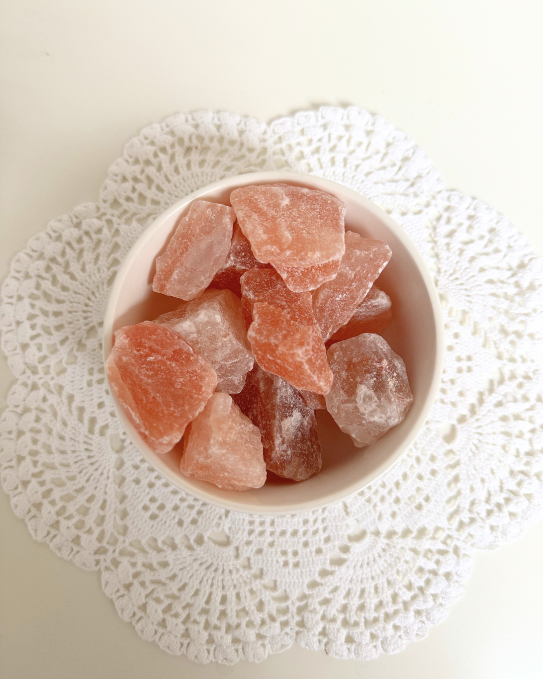 Sel rose ritualisé en morceaux, sachet 500g. Protection énergétique, purification et harmonisation des espaces. Traditions himalayennes, usage spirituel.