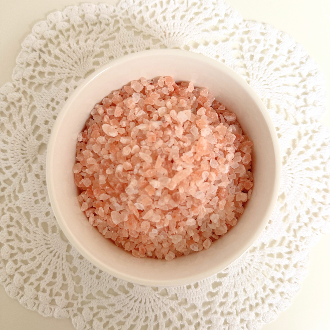 Sel rose ritualisé en grains, sachet 500g. Purification énergétique, protection spirituelle et libération des énergies négatives. Bain de pieds et rituels.
