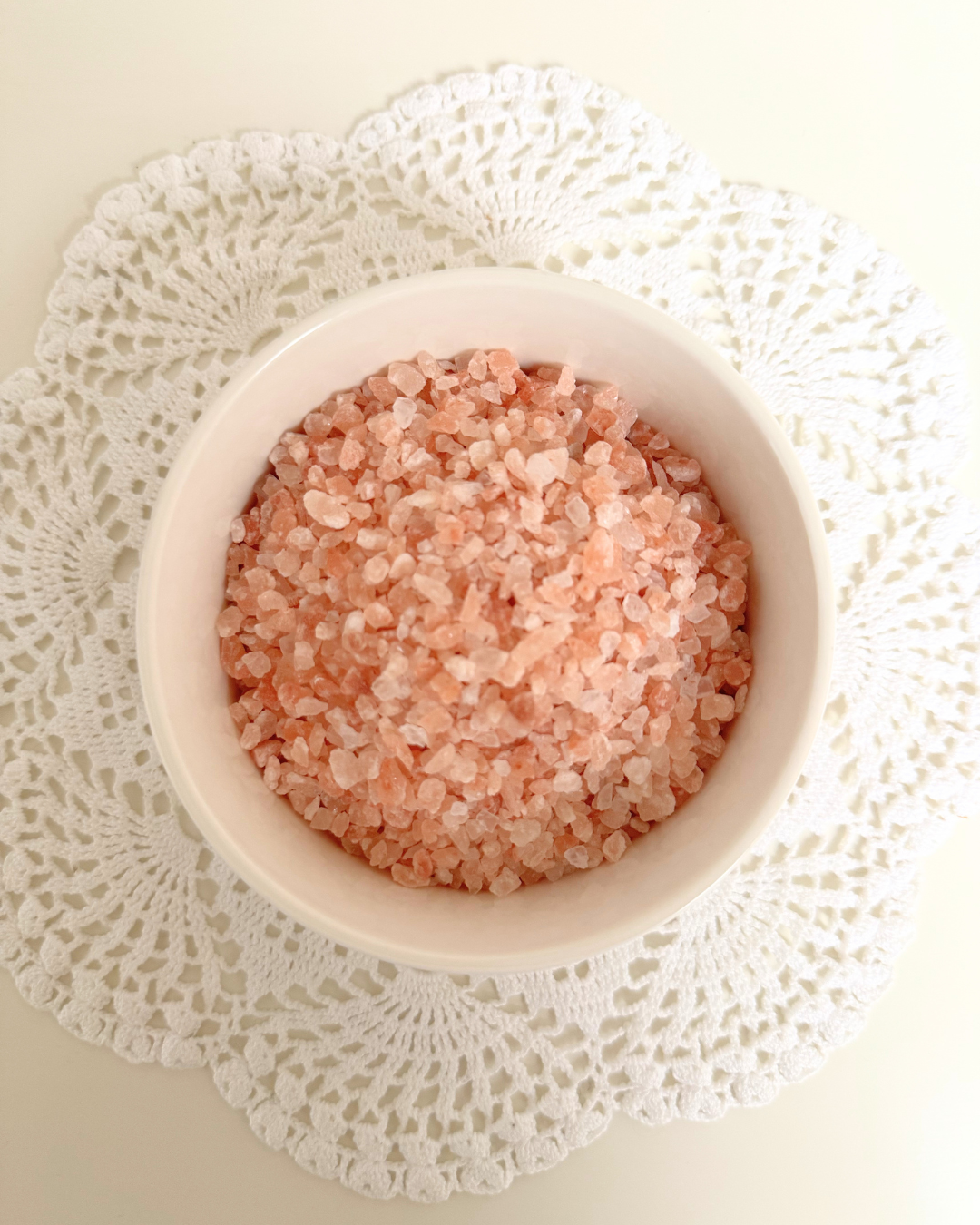 Sel rose ritualisé en grains, sachet 500g. Purification énergétique, protection spirituelle et libération des énergies négatives. Bain de pieds et rituels.