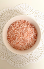 Sel rose ritualisé en grains, sachet 500g. Purification énergétique, protection spirituelle et libération des énergies négatives. Bain de pieds et rituels.