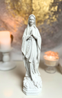Statuette Vierge Marie blanche 30cm en résine, peinte à la main en Espagne. Symbole de paix, pureté et protection. Idéal autel, prière et décoration sacrée.