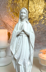 Statuette Vierge Marie blanche 30cm en résine, peinte à la main en Espagne. Symbole de paix, pureté et protection. Idéal autel, prière et décoration sacrée.