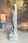 Statuette Vierge Marie blanche 30cm en résine, peinte à la main en Espagne. Symbole de paix, pureté et protection. Idéal autel, prière et décoration sacrée.