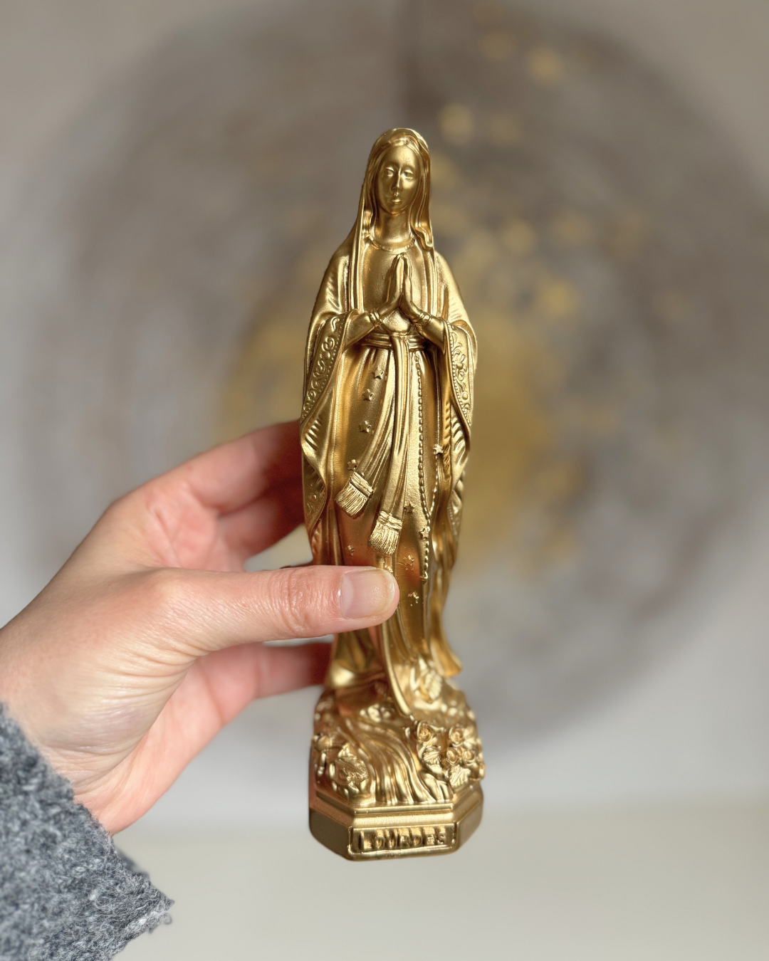 Statuette Vierge Marie 20cm en résine, peinte main en Espagne.  or, Idéal autel, prière et décoration sacrée.