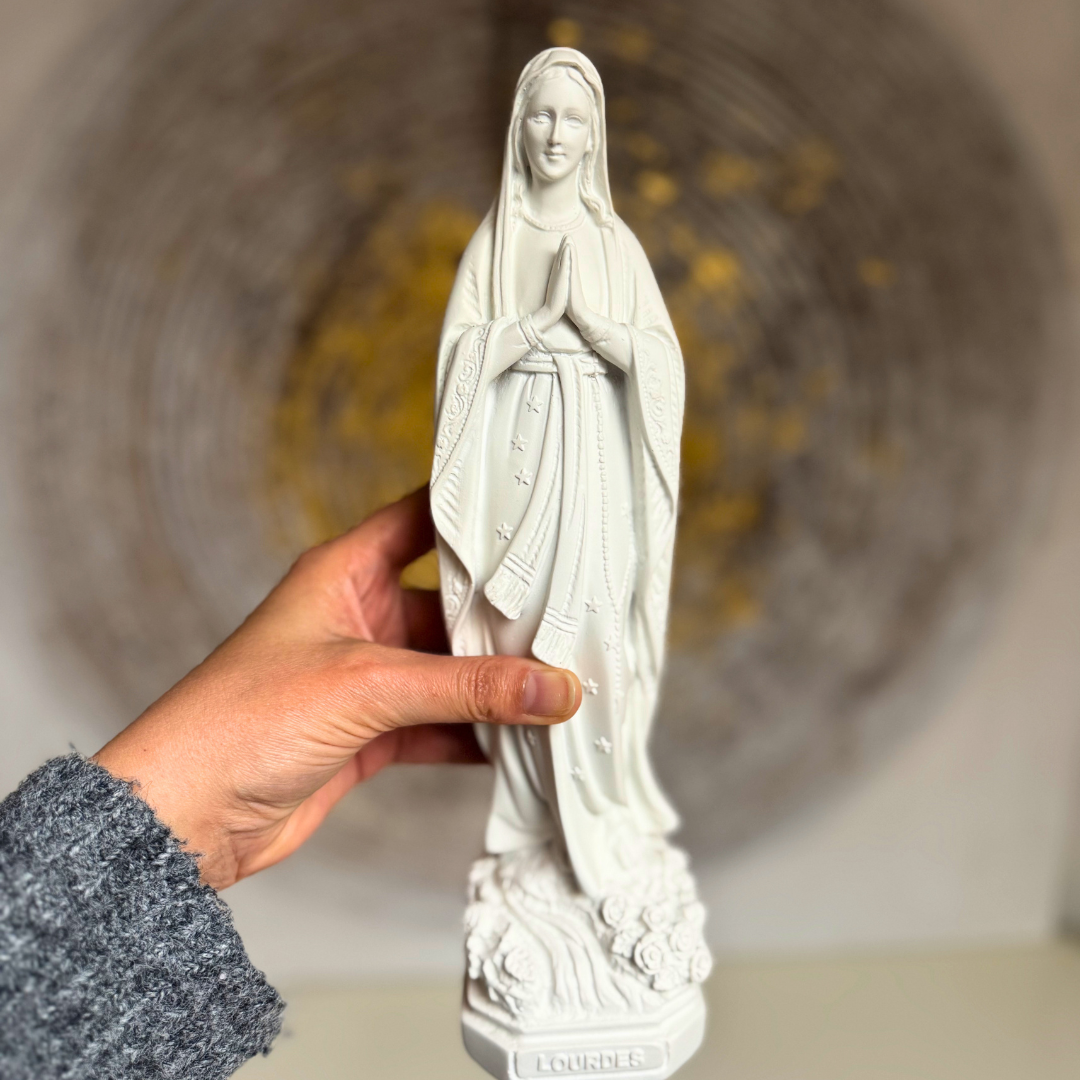 Statuette Vierge Marie blanche 30cm en résine, peinte à la main en Espagne. Symbole de paix, pureté et protection. Idéal autel, prière et décoration sacrée.