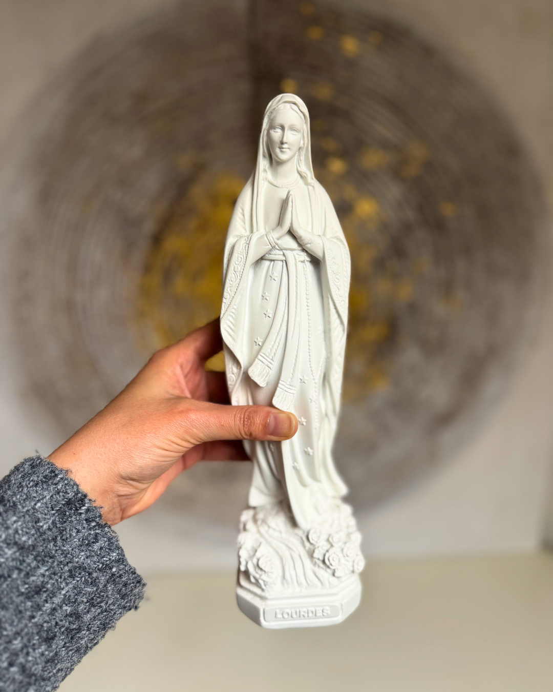 Statuette Vierge Marie blanche 30cm en résine, peinte à la main en Espagne. Symbole de paix, pureté et protection. Idéal autel, prière et décoration sacrée.