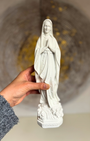 Statuette Vierge Marie blanche 30cm en résine, peinte à la main en Espagne. Symbole de paix, pureté et protection. Idéal autel, prière et décoration sacrée.