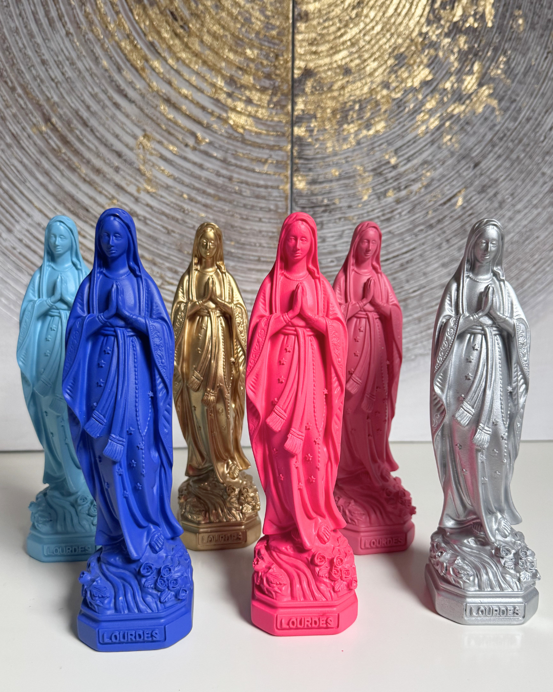Statuette Vierge Marie 20cm en résine, peinte main en Espagne. 6 couleurs : rose, fuchsia, bleu, or, argent. Idéal autel, prière et décoration sacrée.