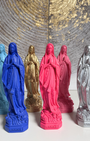 Statuette Vierge Marie 20cm en résine, peinte main en Espagne. 6 couleurs : rose, fuchsia, bleu, or, argent. Idéal autel, prière et décoration sacrée.