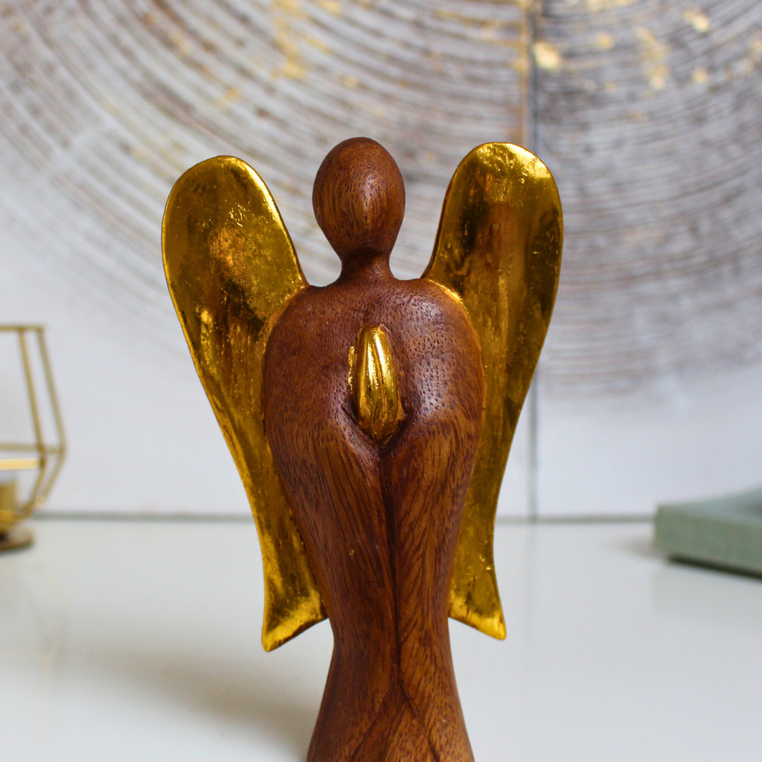 Sculpté à la main dans les villages de montagne balinais, cet ange est fabriqué à partir de bois de Suar, un bois dur et durable, utilisé traditionnellement pour créer des images sacrées.
Chaque pièce est soigneusement sculptée, séchée au soleil, finie, polie et peinte à la main par des artisans locaux, rendant chaque statuette unique. “Hati-Hati” est un mot indonésien signifiant « prendre soin de soi » et cet ange a été conçu pour aider à apporter la Joie à ceux qui l’accueillent.