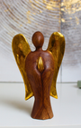 Sculpté à la main dans les villages de montagne balinais, cet ange est fabriqué à partir de bois de Suar, un bois dur et durable, utilisé traditionnellement pour créer des images sacrées.
Chaque pièce est soigneusement sculptée, séchée au soleil, finie, polie et peinte à la main par des artisans locaux, rendant chaque statuette unique. “Hati-Hati” est un mot indonésien signifiant « prendre soin de soi » et cet ange a été conçu pour aider à apporter la Joie à ceux qui l’accueillent.