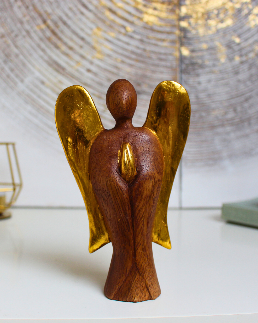 Sculpté à la main dans les villages de montagne balinais, cet ange est fabriqué à partir de bois de Suar, un bois dur et durable, utilisé traditionnellement pour créer des images sacrées.
Chaque pièce est soigneusement sculptée, séchée au soleil, finie, polie et peinte à la main par des artisans locaux, rendant chaque statuette unique. “Hati-Hati” est un mot indonésien signifiant « prendre soin de soi » et cet ange a été conçu pour aider à apporter la Joie à ceux qui l’accueillent.