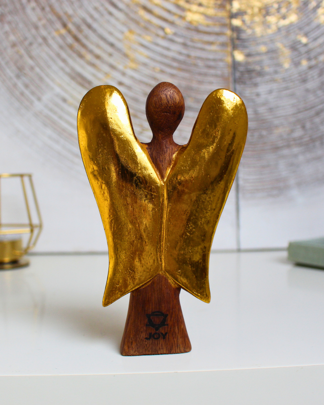 Sculpté à la main dans les villages de montagne balinais, cet ange est fabriqué à partir de bois de Suar, un bois dur et durable, utilisé traditionnellement pour créer des images sacrées.
Chaque pièce est soigneusement sculptée, séchée au soleil, finie, polie et peinte à la main par des artisans locaux, rendant chaque statuette unique. “Hati-Hati” est un mot indonésien signifiant « prendre soin de soi » et cet ange a été conçu pour aider à apporter la Joie à ceux qui l’accueillent.