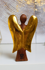 Sculpté à la main dans les villages de montagne balinais, cet ange est fabriqué à partir de bois de Suar, un bois dur et durable, utilisé traditionnellement pour créer des images sacrées.
Chaque pièce est soigneusement sculptée, séchée au soleil, finie, polie et peinte à la main par des artisans locaux, rendant chaque statuette unique. “Hati-Hati” est un mot indonésien signifiant « prendre soin de soi » et cet ange a été conçu pour aider à apporter la Joie à ceux qui l’accueillent.